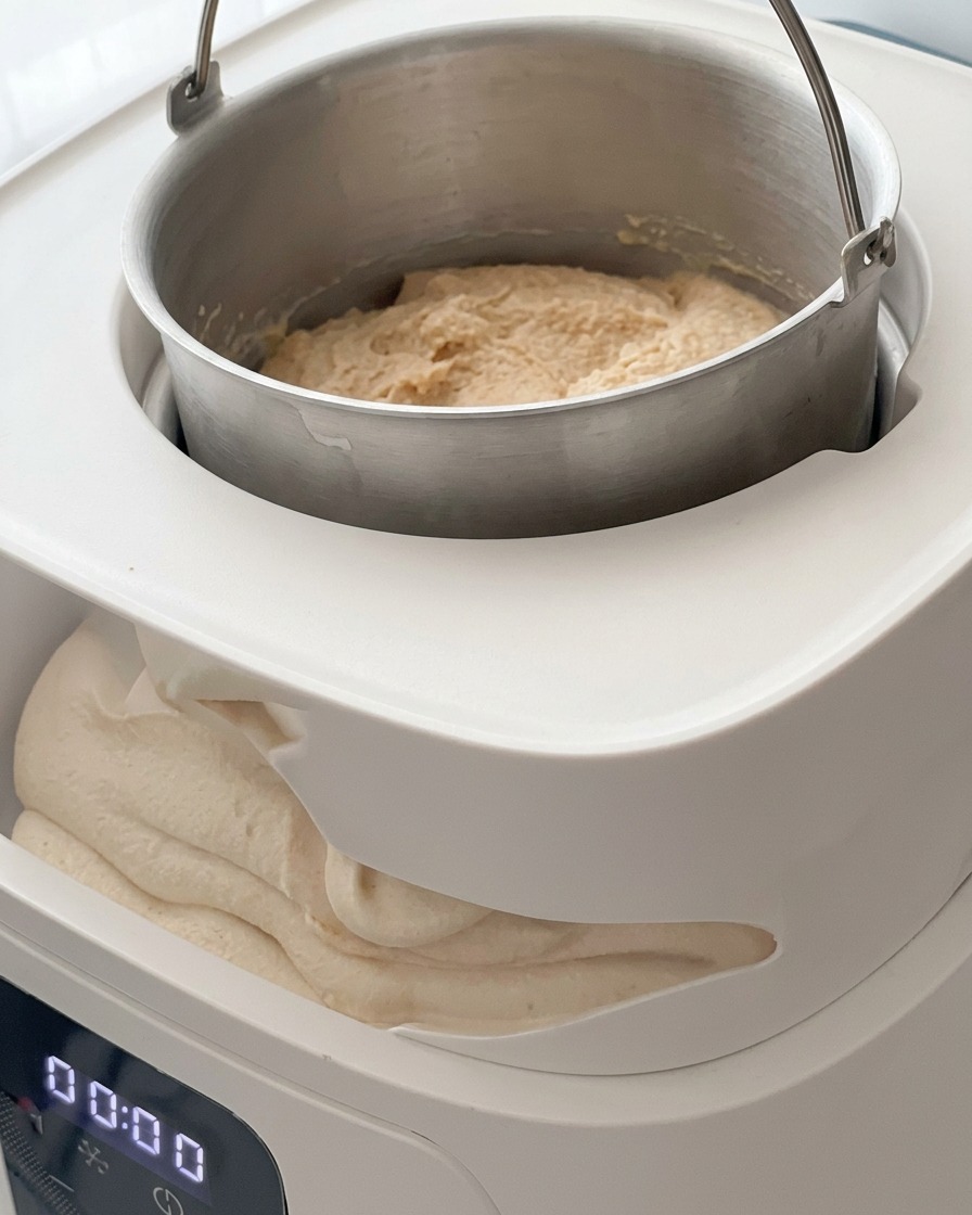 Der Rühraufsatz wird in die Eismaschine eingesetzt und sicher befestigt.
