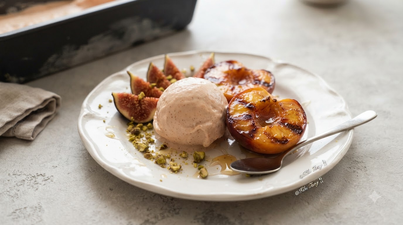 Feigen-Rum-Gelato mit zimtgerösteten Pfirsichen