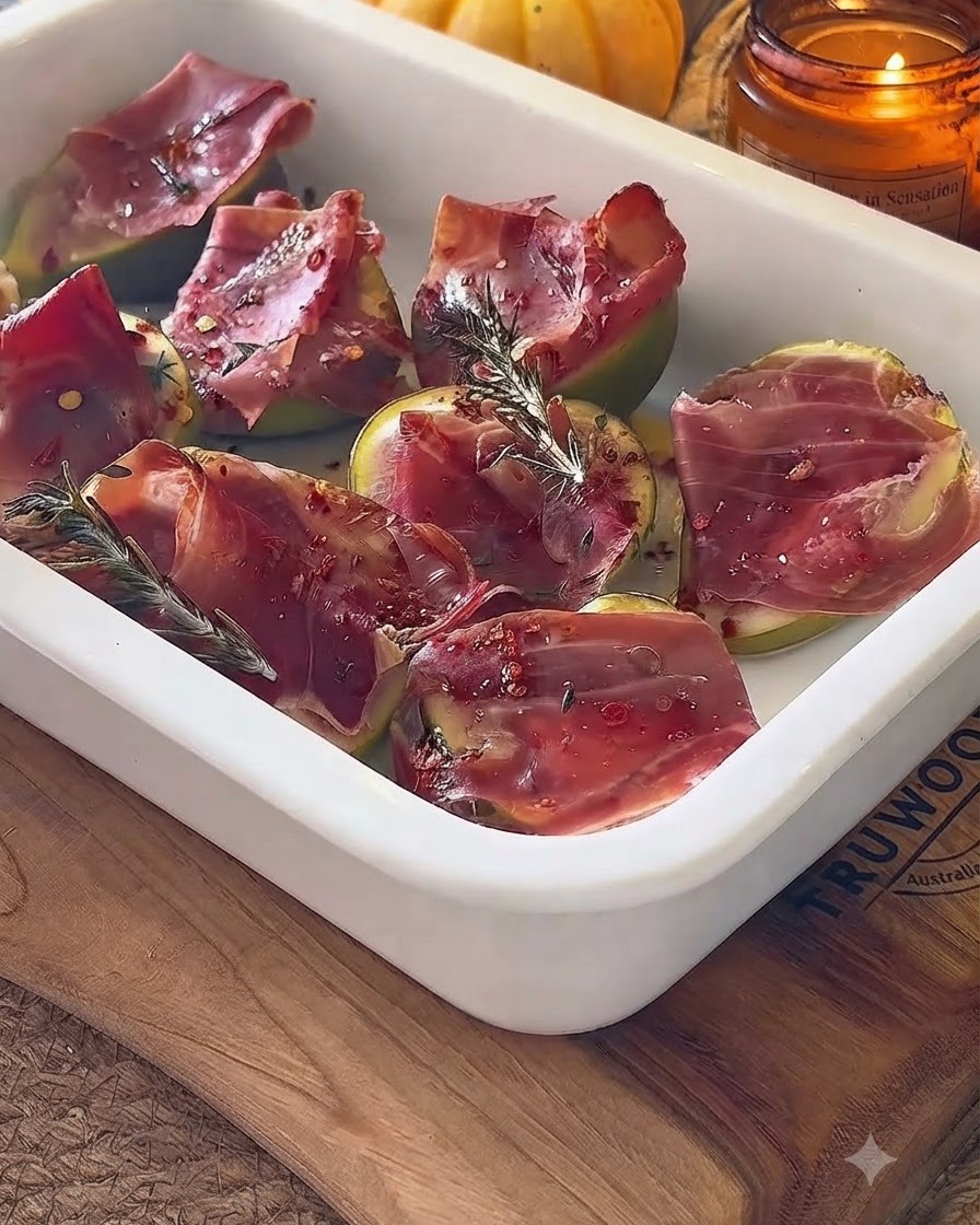 Gebackene Feigen in einer weißen Schale werden mit Balsamico-Glasur beträufelt.