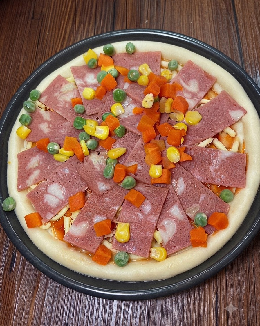 Zusätzlicher geriebener Mozzarella wird auf dem Pizzabelag verteilt.