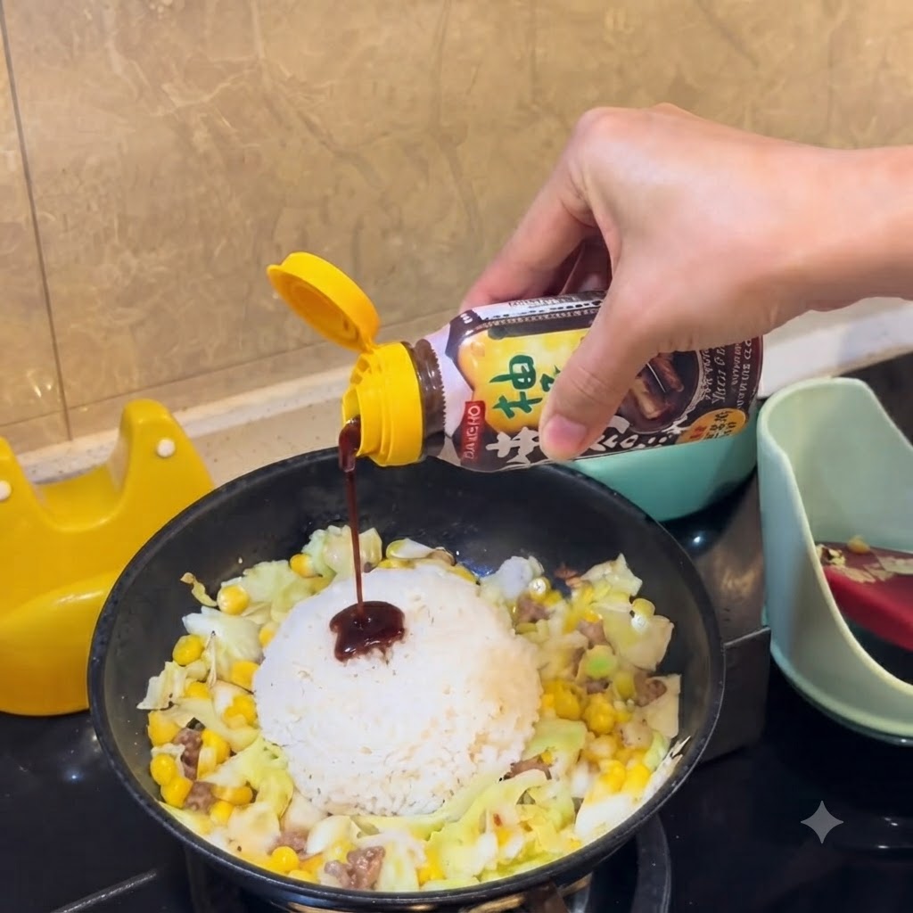 Eine Flasche Barbecue-Sauce träufelt dunkle Sauce über den Reishügel in der Pfanne.