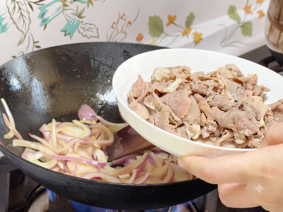 Vorgeschmorte Rindfleischröllchen werden von einem weißen Teller in den Wok zu den gekochten Zwiebeln gegeben.