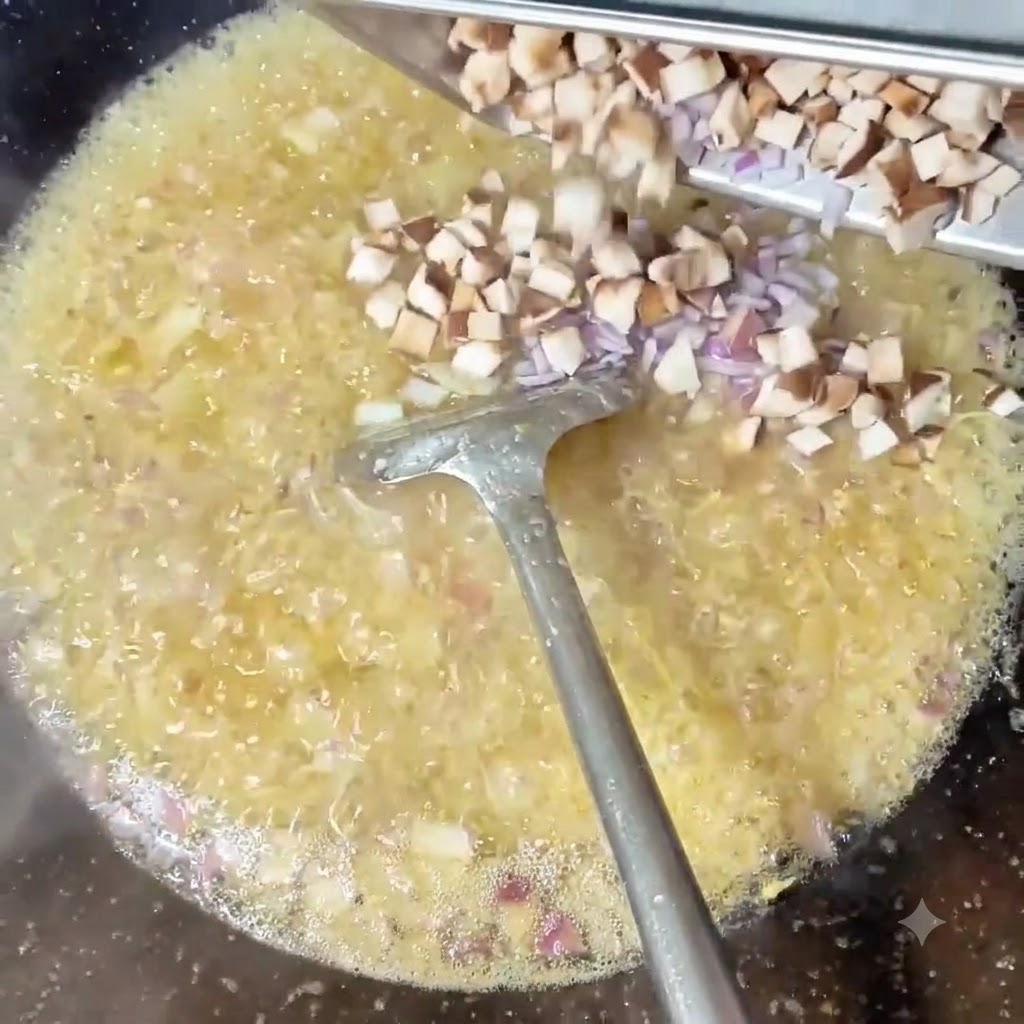 Gehackte Shiitake-Pilze und gewürfeltes Gemüse werden in den Wok gegeben.