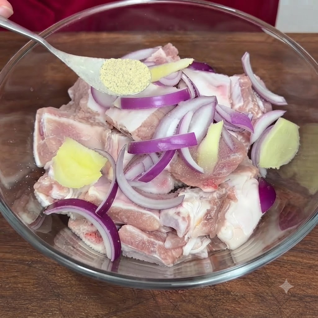Ein Löffel mit Pfefferpulver wird in die Schüssel mit den gewürzten Schweinerippchen gegeben.