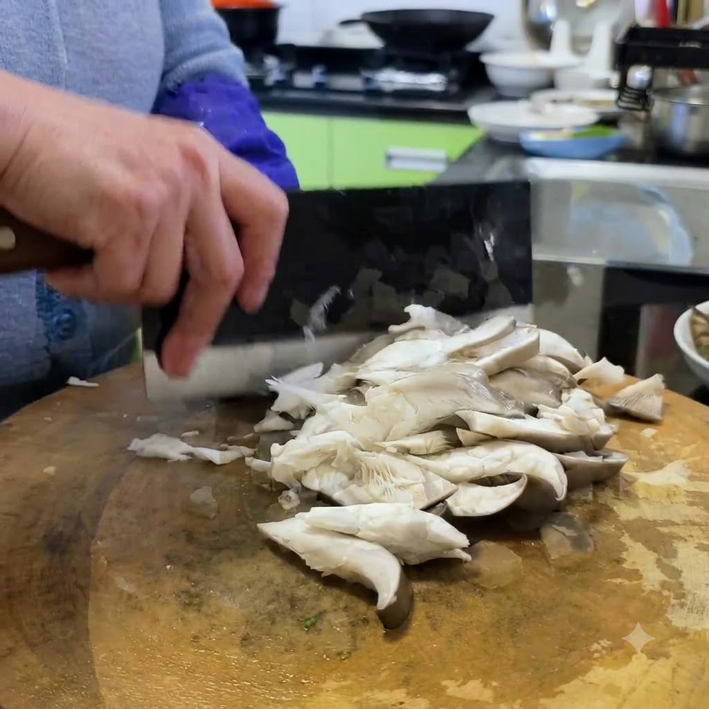 Austernpilze werden auf einem Holzschneidebrett mit einem Beil in kleinere Portionen geschnitten.