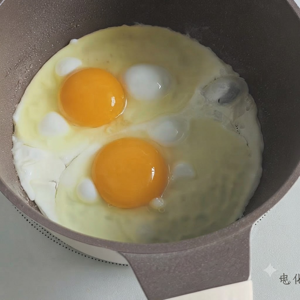 Zwei Spiegeleier braten in einem Kochtopf, während die Ränder beginnen fest zu werden.
