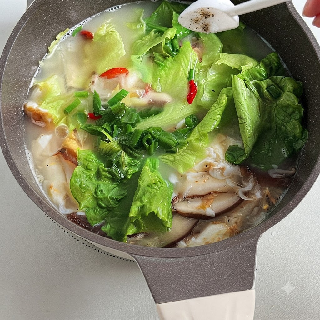 Salz und weißer Pfeffer werden in einen mit Sanxian Tofu-Suppe gefüllten Topf geschüttelt.
