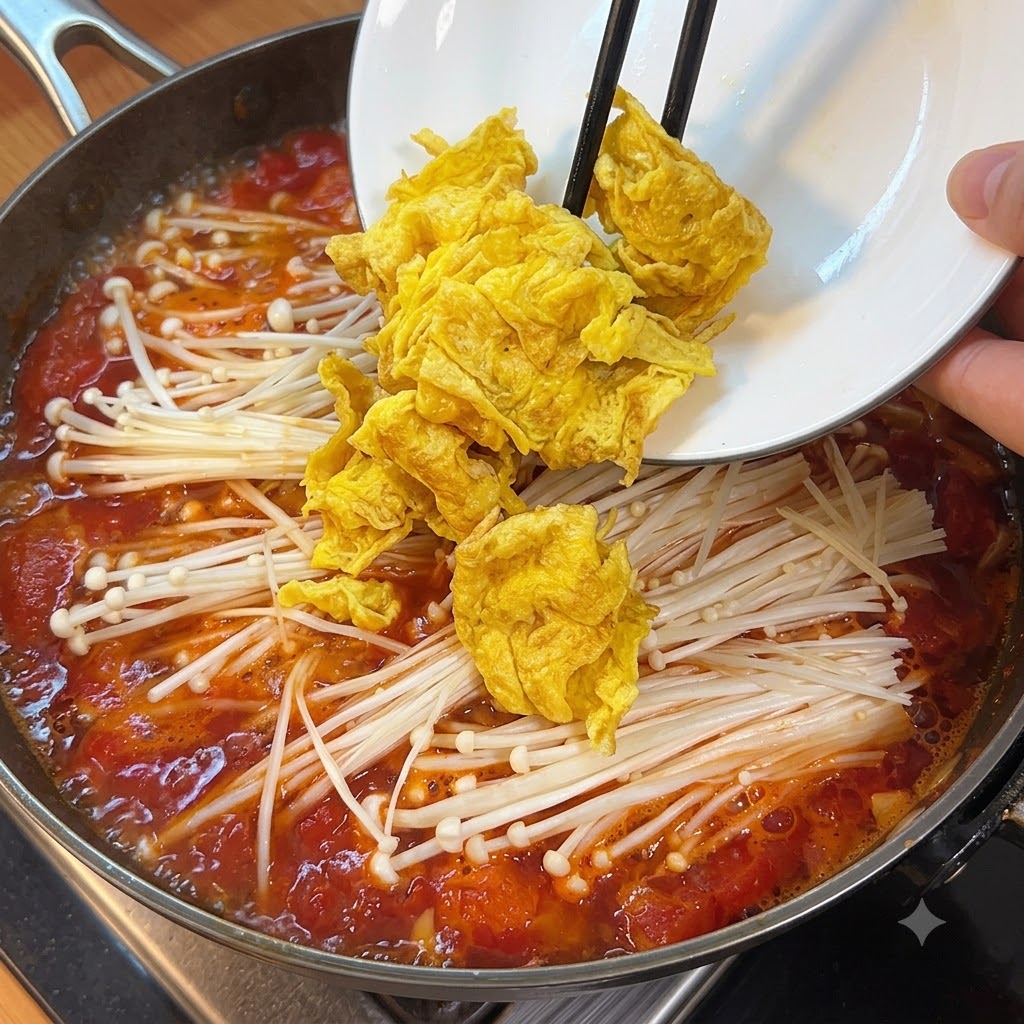 Gewürfelte weiche Tofustücke werden in den kochenden Suppentopf mit Pilzen und Tomaten gegeben.