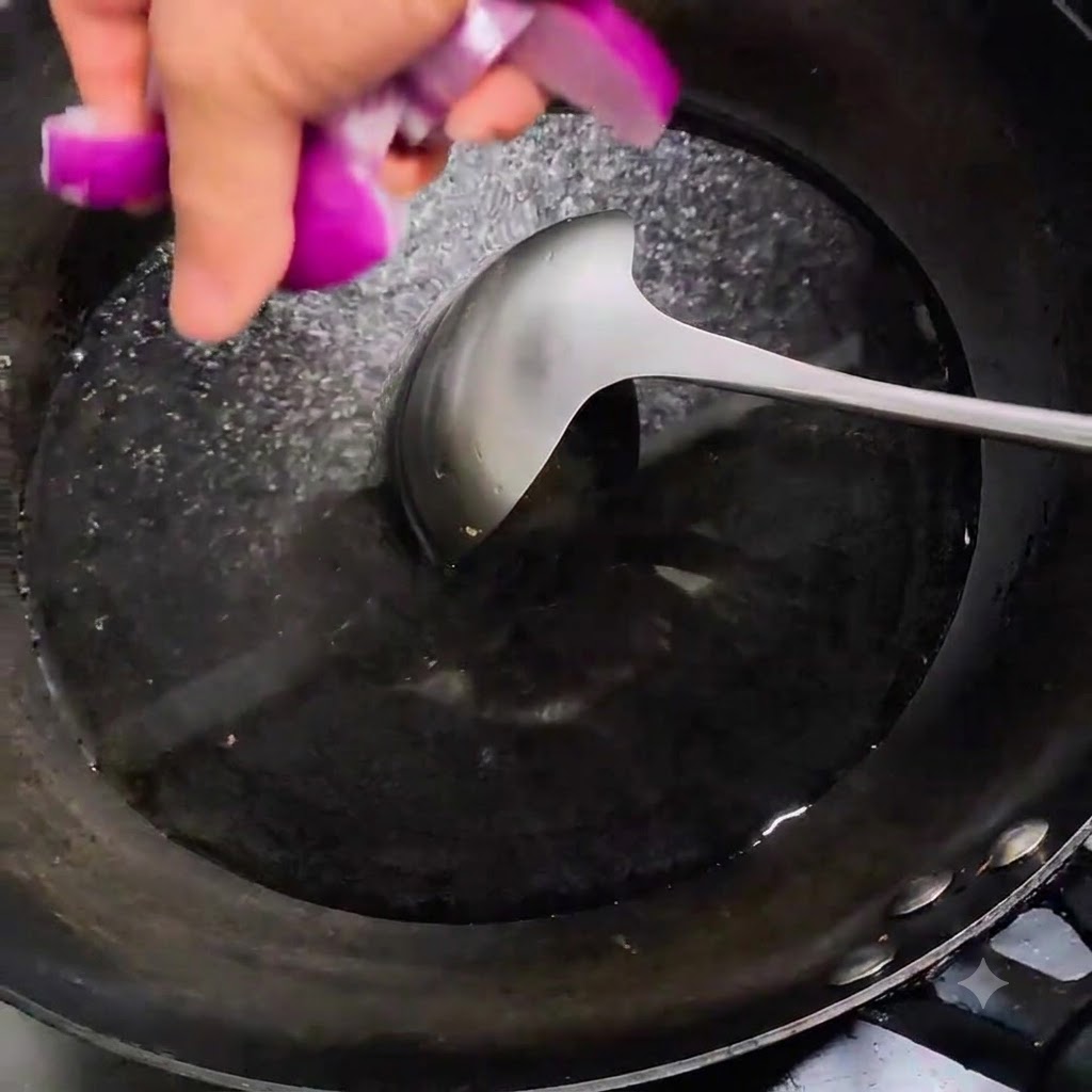Zwiebelscheiben werden über Hitze in einen Topf mit Wasser gegeben.