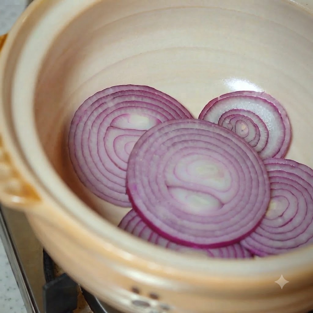 Chinakohl und geschnittene Zucchini werden in den Steintopf gegeben.