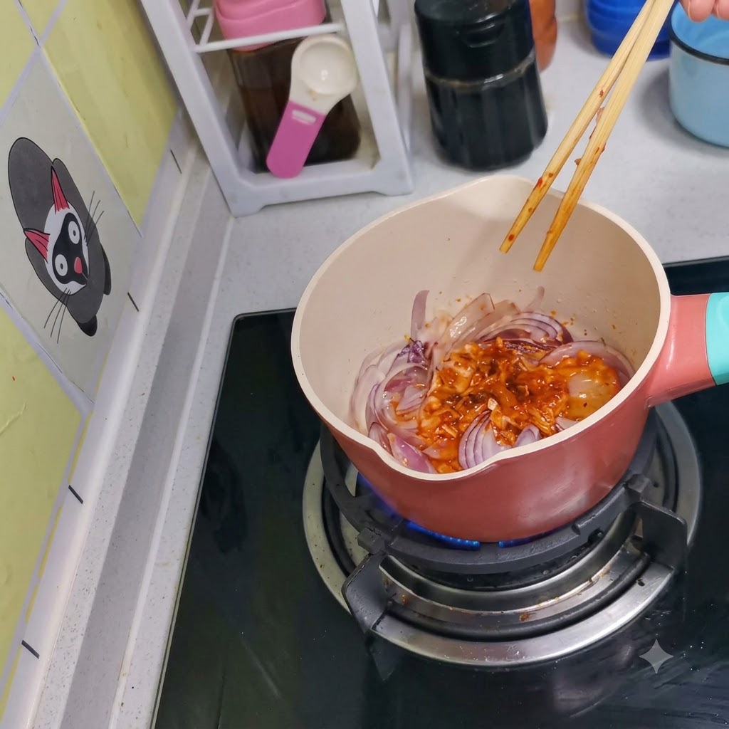 Kimchi und rote Zwiebeln werden im Topf mit Holstäbchen kontinuierlich umgerührt.