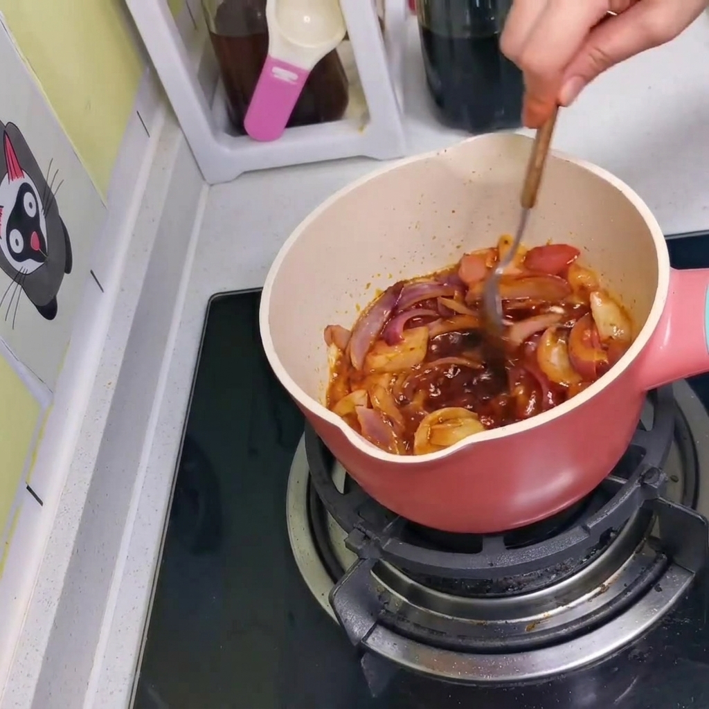 Die Sauce, Zwiebeln und das Kimchi werden im Topf mit einem Löffel vermischt.