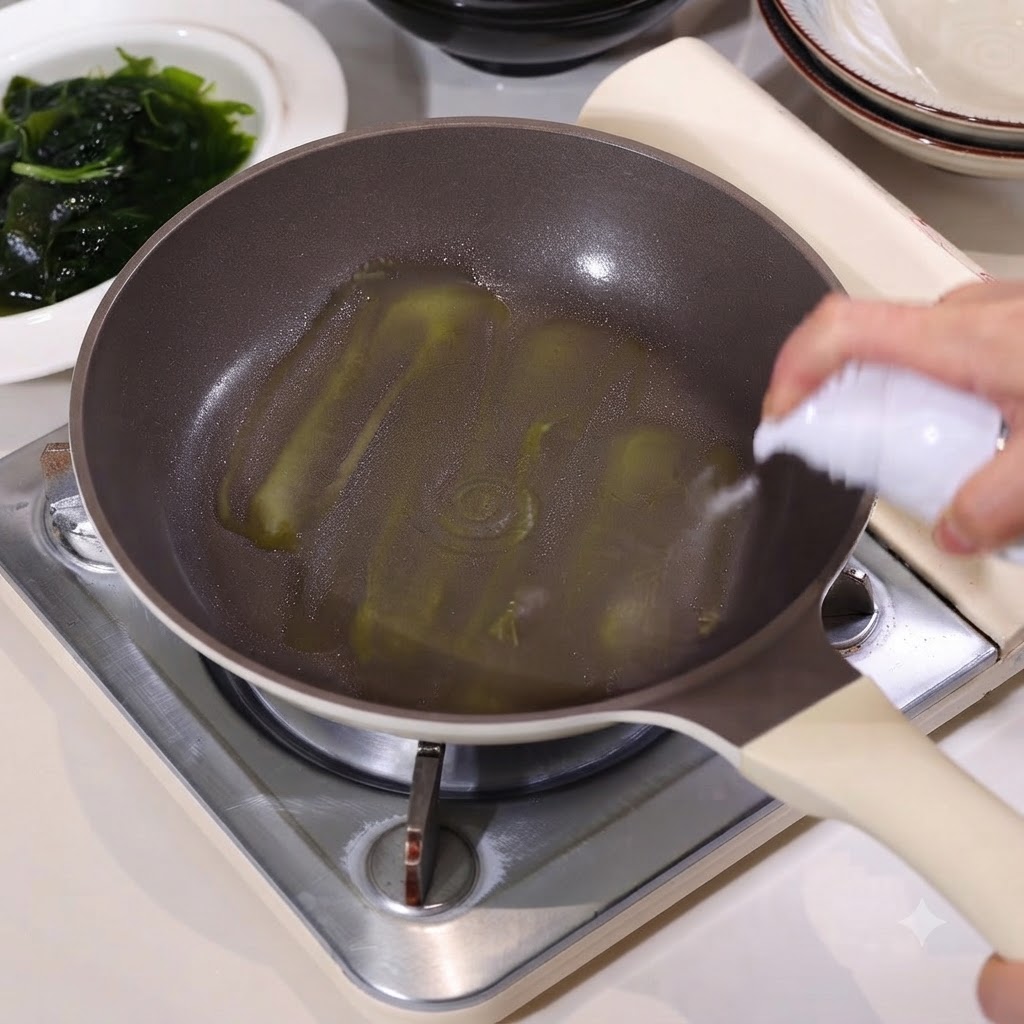 Eine beschichtete Pfanne mit Speiseöl und geschnittenen Zwiebeln.