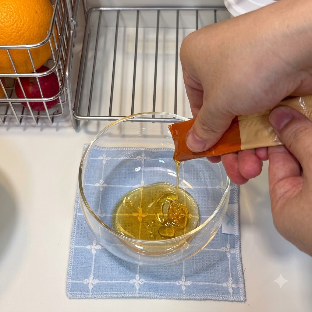 Honig und Saucen werden in eine klare Glasschüssel gegossen, um die Glasur anzurühren.