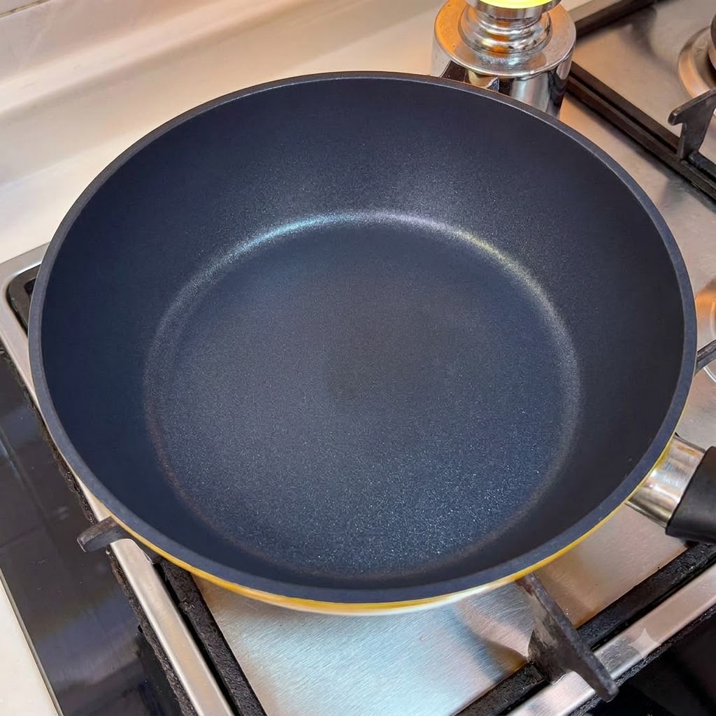 Eine leere Bratpfanne auf dem Herd.