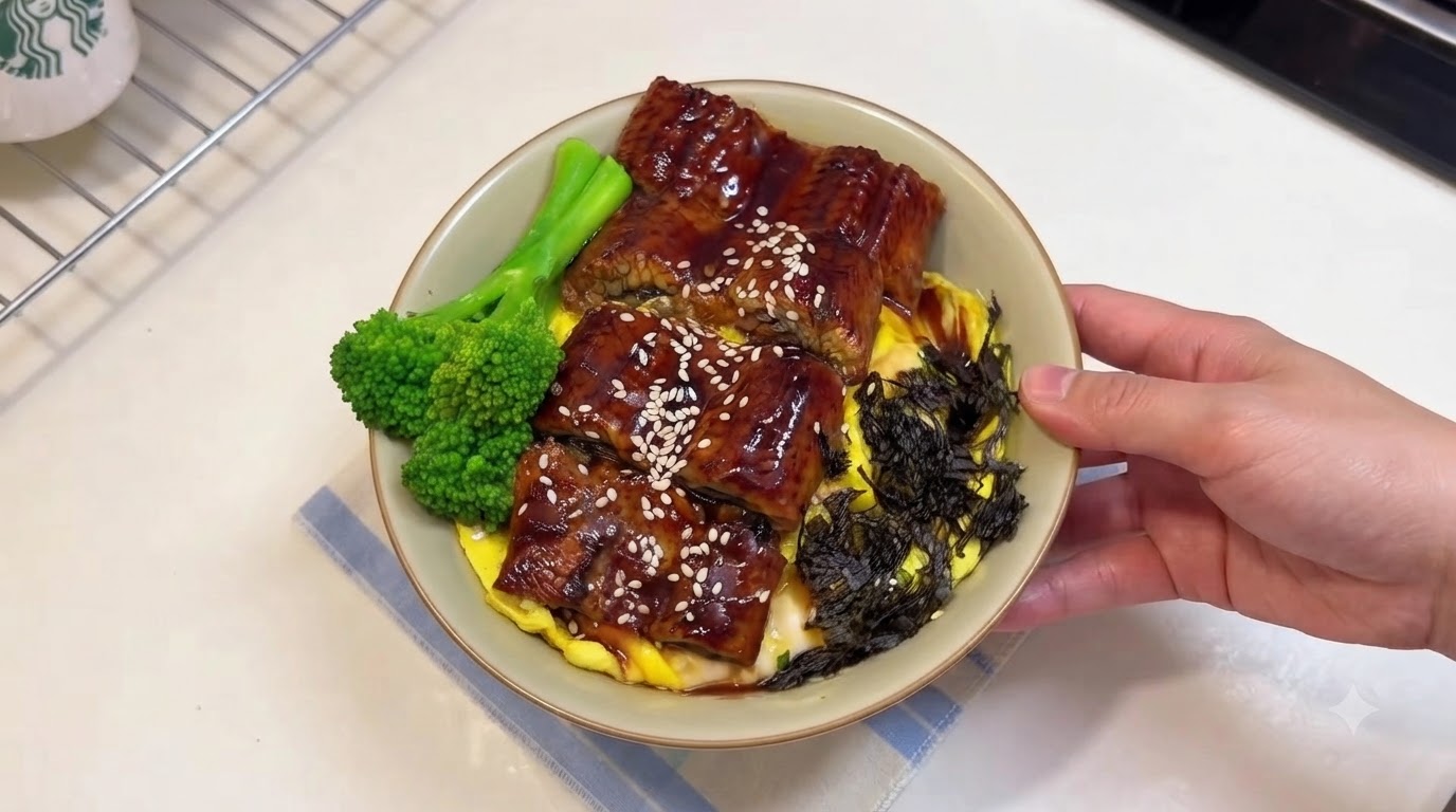 Kabayaki-Aal-Reisbowl mit Rührei (Unadon)