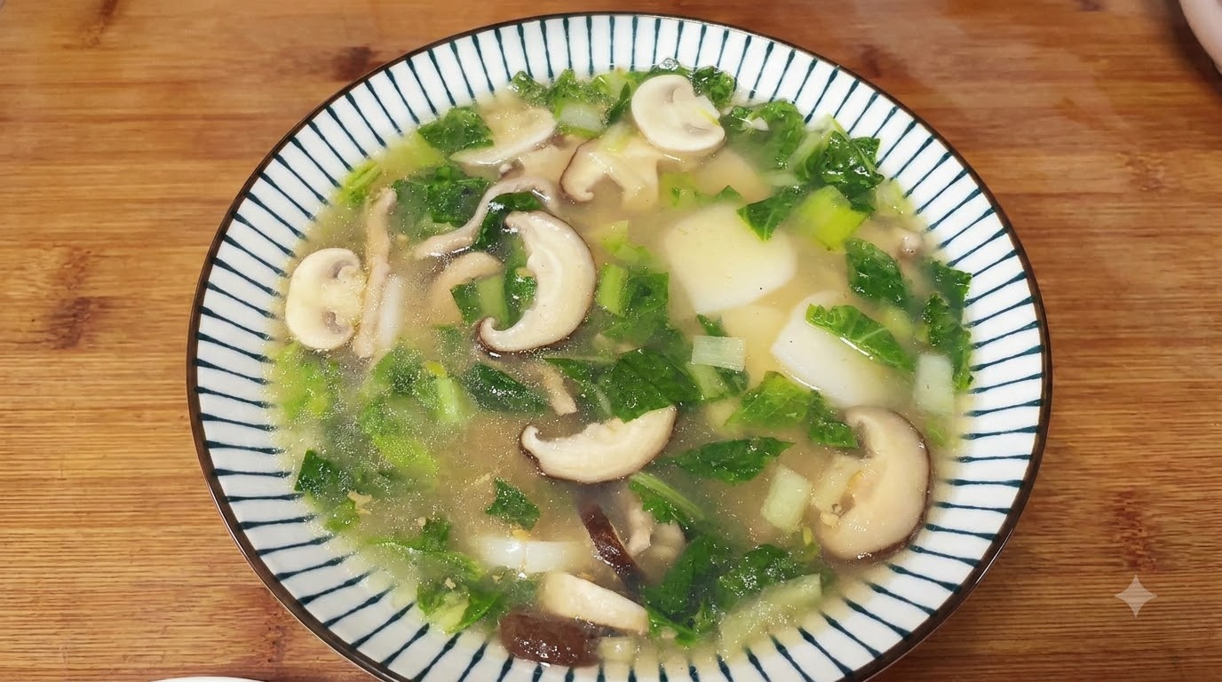Ningbo-Reiskuchensuppe mit Fleisch und Pilzen