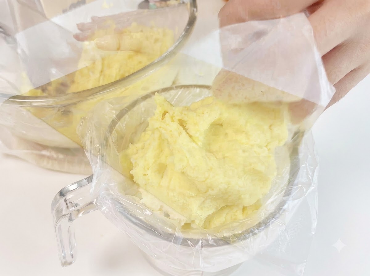 Kartoffelmasse in einem Plastikbeutel versiegelt und mit einem Nudelholz flach ausgerollt.