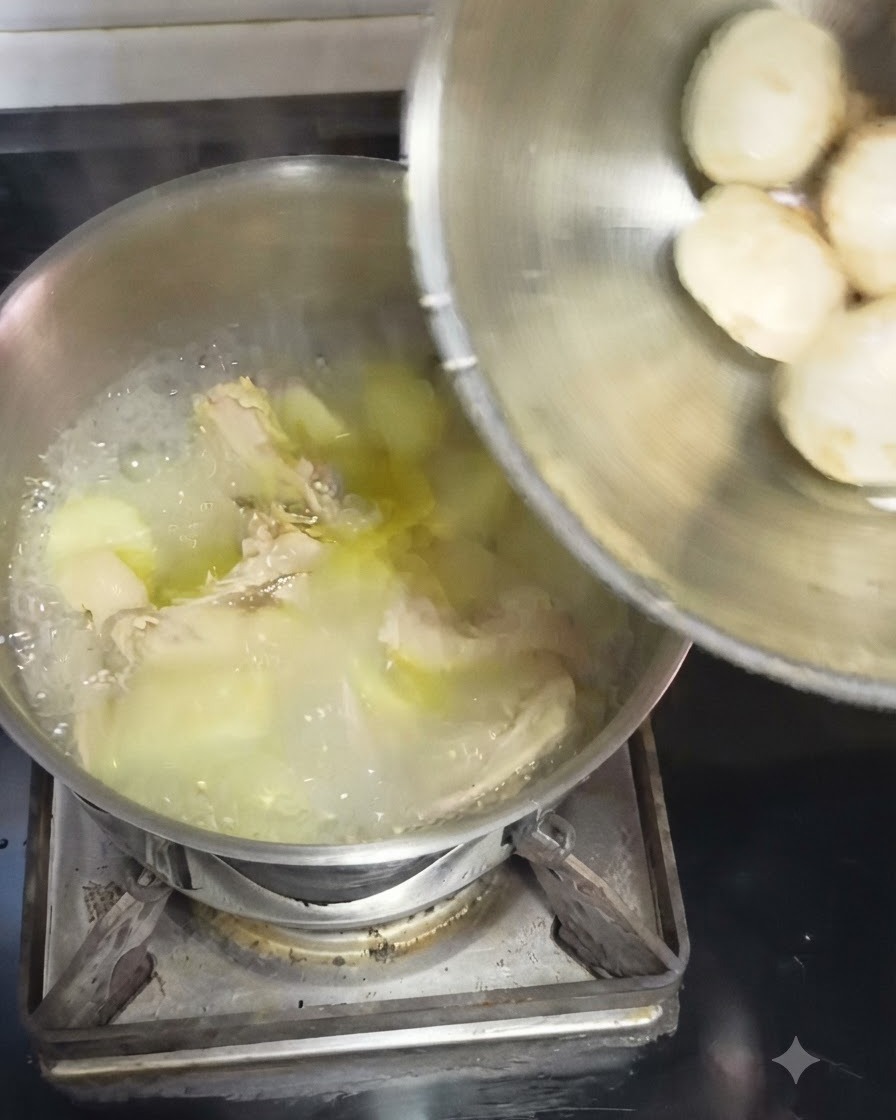 Weiße Champignons werden aus einer Metallschüssel in den köchelnden Topf geschüttet.